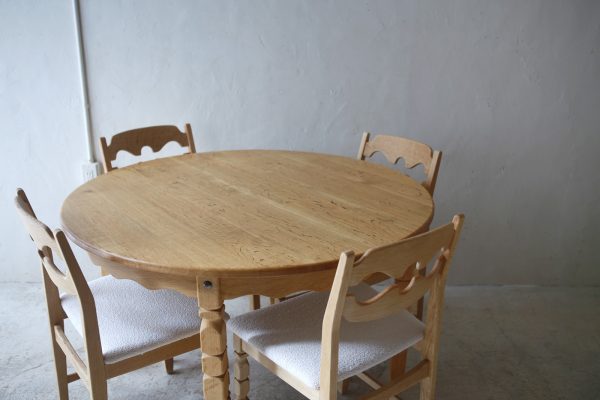 北欧ヴィンテージ家具／デンマークのデザイナー Henry Henning Kjaernulf（ヘンリー　ヘニング・ケアヌルフ ）デザインによるオーク材ダイニングテーブル