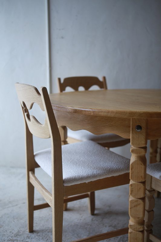 北欧ヴィンテージ家具／デンマークのデザイナー Henry Henning Kjaernulf（ヘンリー　ヘニング・ケアヌルフ ）デザインによるオーク材ダイニングテーブル