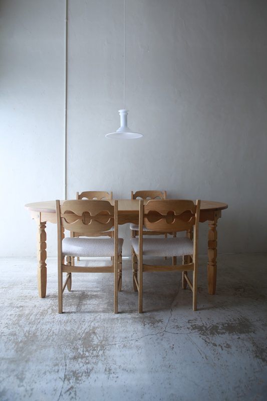 北欧ヴィンテージ家具／デンマークのデザイナー Henry Henning Kjaernulf（ヘンリー　ヘニング・ケアヌルフ ）デザインによるオーク材ダイニングテーブル