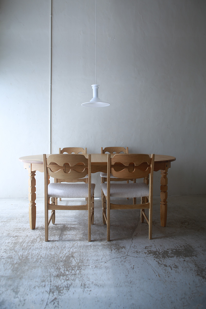 北欧ヴィンテージ家具/デンマークのデザイナー Henry Henning Kjaernulf(ヘンリー ヘニング・ケアヌルフ )デザインによるオーク材ダイニングテーブル