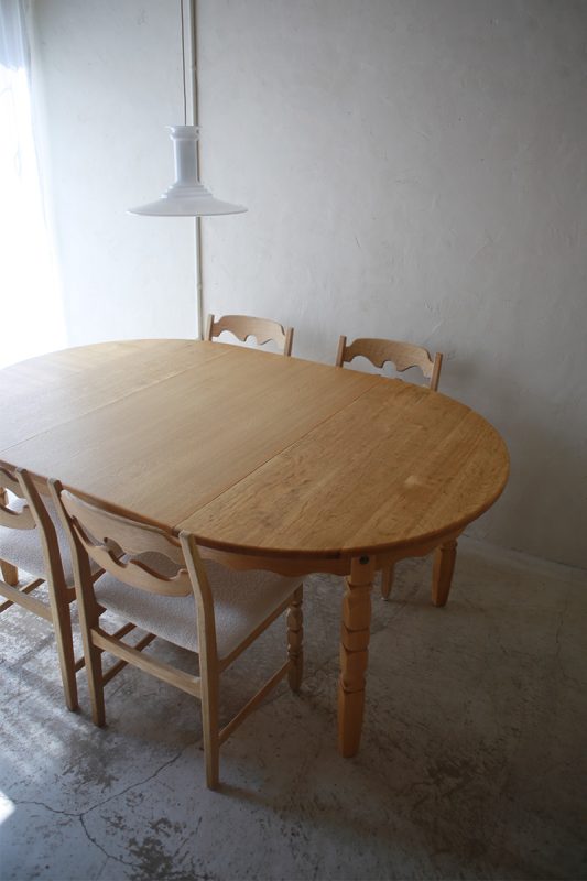 北欧ヴィンテージ家具／デンマークのデザイナー Henry Henning Kjaernulf（ヘンリー　ヘニング・ケアヌルフ ）デザインによるオーク材ダイニングテーブル