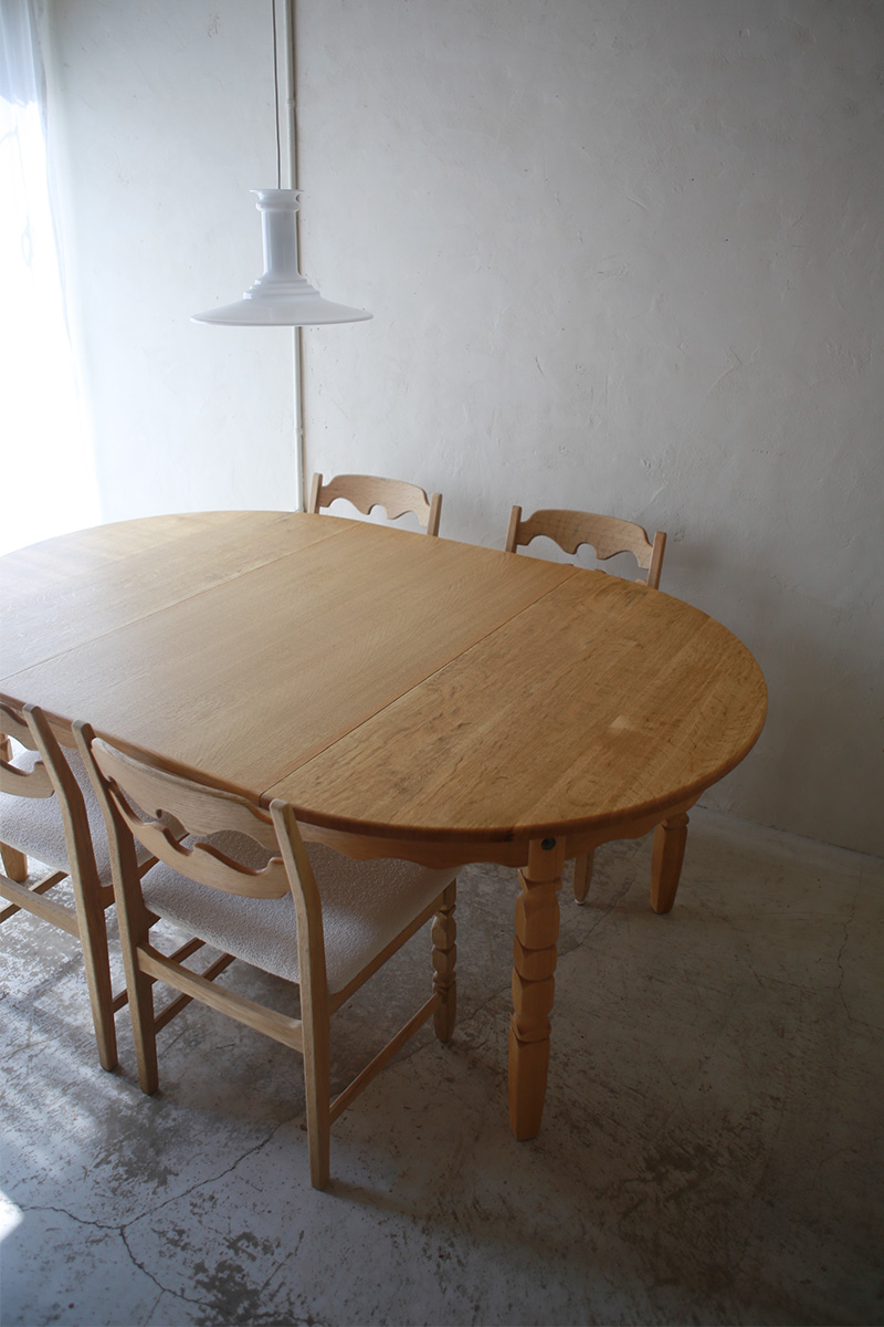 北欧ヴィンテージ家具/デンマークのデザイナー Henry Henning Kjaernulf(ヘンリー ヘニング・ケアヌルフ )デザインによるオーク材ダイニングテーブル
