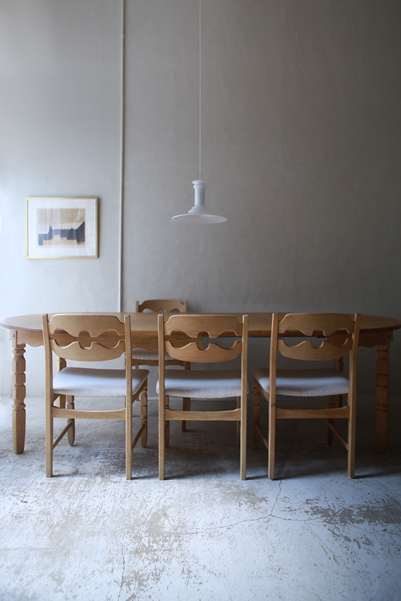 北欧ヴィンテージ家具/デンマークのデザイナー Henry Henning Kjaernulf(ヘンリー ヘニング・ケアヌルフ )デザインによるオーク材ダイニングテーブル