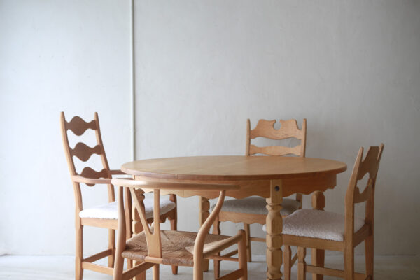 北欧ヴィンテージ家具／デンマークのデザイナー Henry Henning Kjaernulf（ヘンリー　ヘニング・ケアヌルフ ）デザインによるオーク材ラウンドダイニングテーブル