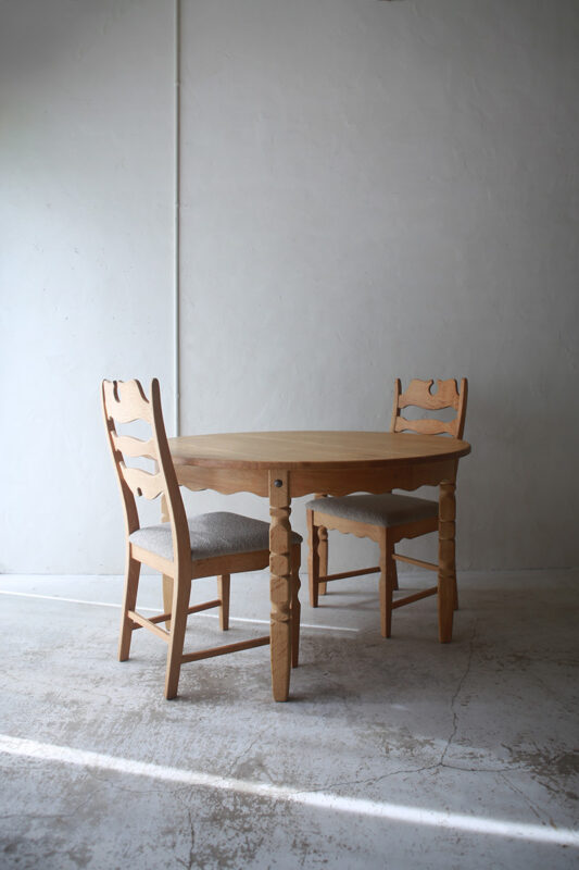 北欧ヴィンテージ家具／デンマークのデザイナー Henry Henning Kjaernulf（ヘンリー　ヘニング・ケアヌルフ ）デザインによるオーク材ラウンドダイニングテーブル