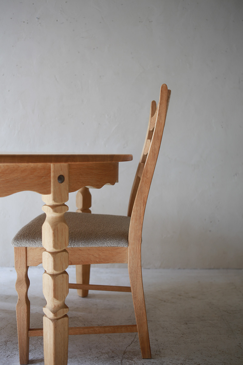 北欧ヴィンテージ家具/デンマークのデザイナー Henry Henning Kjaernulf(ヘンリー ヘニング・ケアヌルフ )デザインによるオーク材ラウンドダイニングテーブル