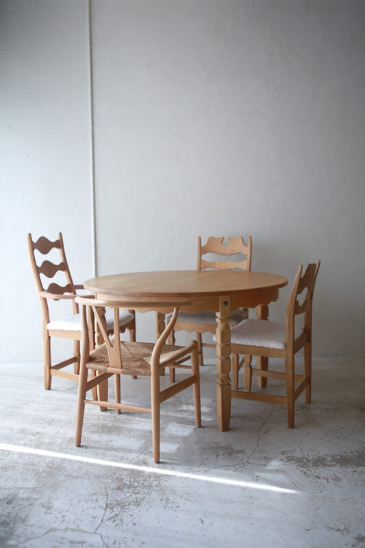 北欧ヴィンテージ家具／デンマークのデザイナー Henry Henning Kjaernulf（ヘンリー　ヘニング・ケアヌルフ ）デザインによるオーク材ラウンドダイニングテーブル