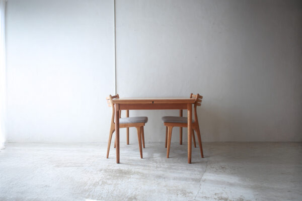 北欧ヴィンテージ家具/デンマークのデザイナーKaj Winding(カイ・ウィンディング )デザインによるオーク材ダイニングテーブル