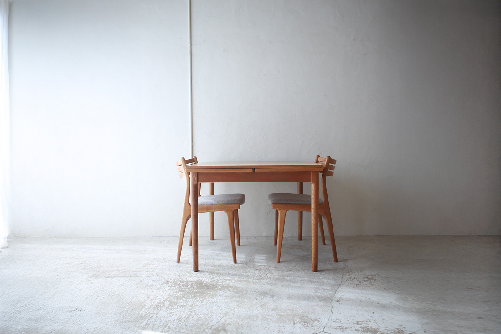 北欧ヴィンテージ家具／デンマークのデザイナーKaj Winding（カイ・ウィンディング ）デザインによるオーク材ダイニングテーブル