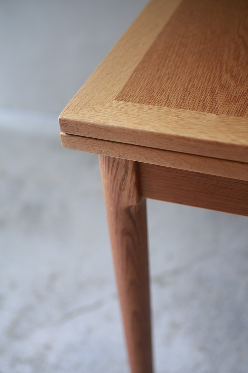 北欧ヴィンテージ家具／デンマークのデザイナーKaj Winding（カイ・ウィンディング ）デザインによるオーク材ダイニングテーブル