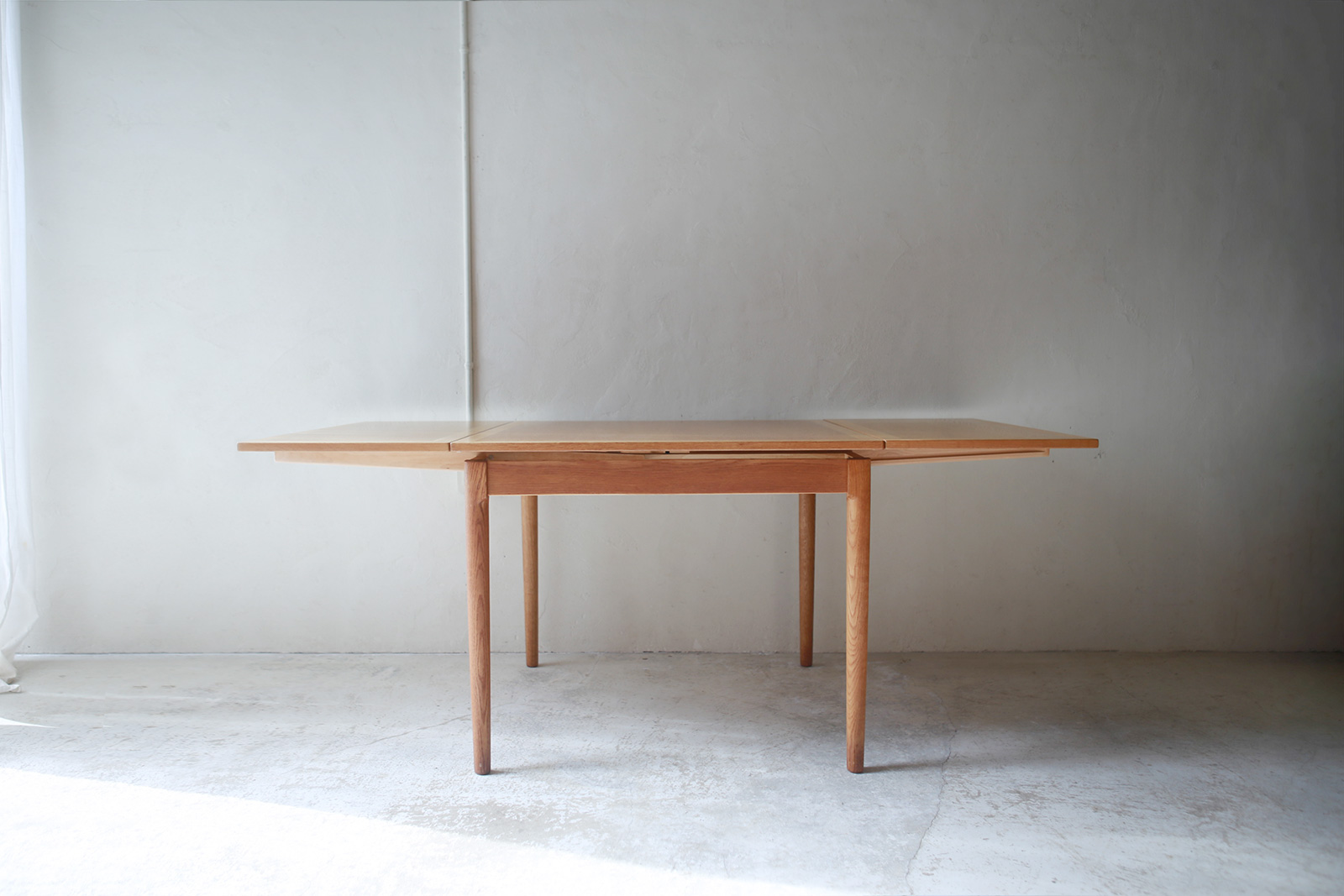 北欧ヴィンテージ家具／デンマークのデザイナーKaj Winding（カイ・ウィンディング ）デザインによるオーク材ダイニングテーブル