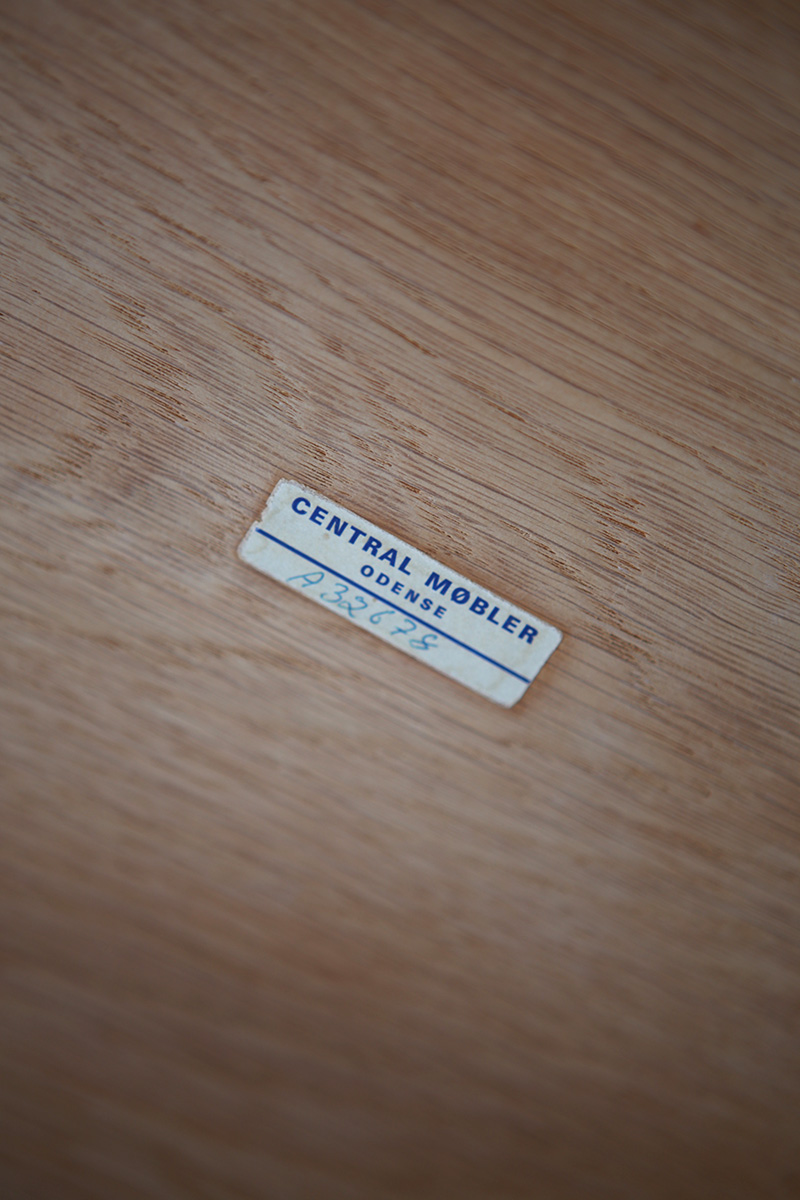 北欧ヴィンテージ家具／デンマークのデザイナーKaj Winding（カイ・ウィンディング ）デザインによるオーク材ダイニングテーブル