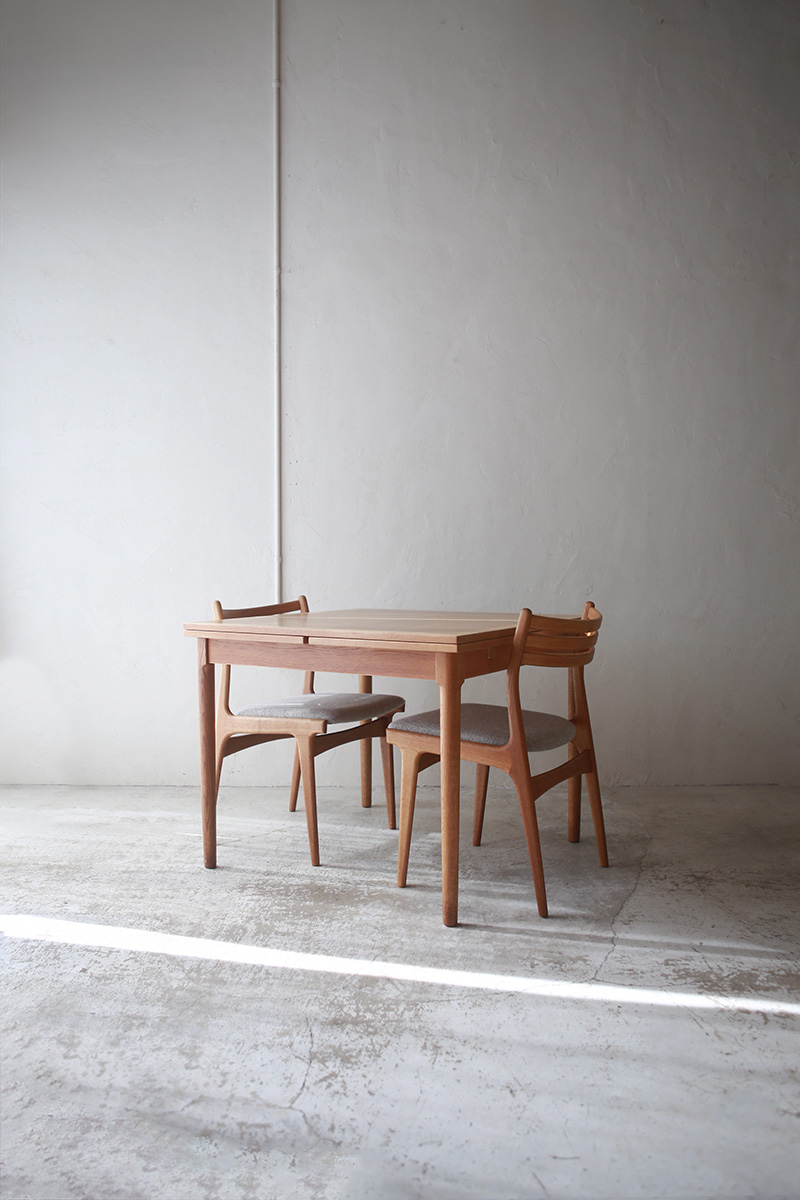 北欧ヴィンテージ家具／デンマークのデザイナーKaj Winding（カイ・ウィンディング ）デザインによるオーク材ダイニングテーブル
