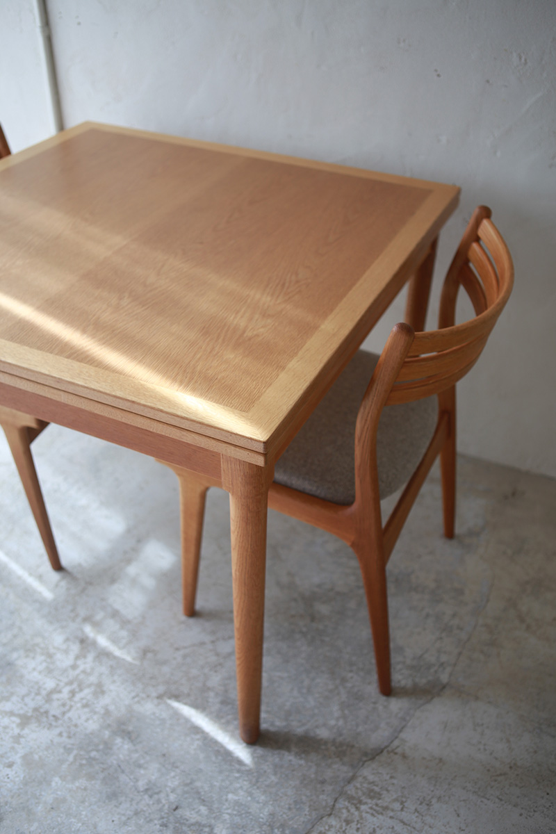 北欧ヴィンテージ家具／デンマークのデザイナーKaj Winding（カイ・ウィンディング ）デザインによるオーク材ダイニングテーブル