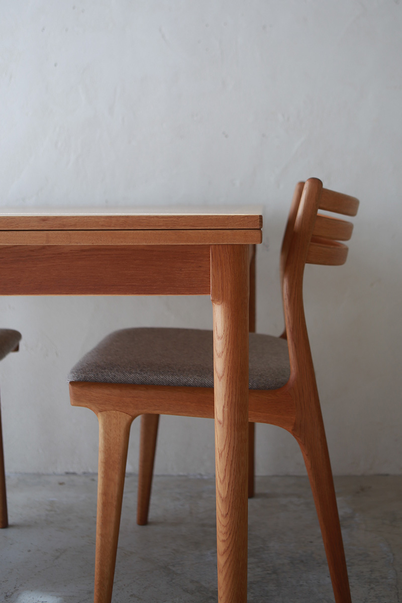 北欧ヴィンテージ家具／デンマークのデザイナーKaj Winding（カイ・ウィンディング ）デザインによるオーク材ダイニングテーブル