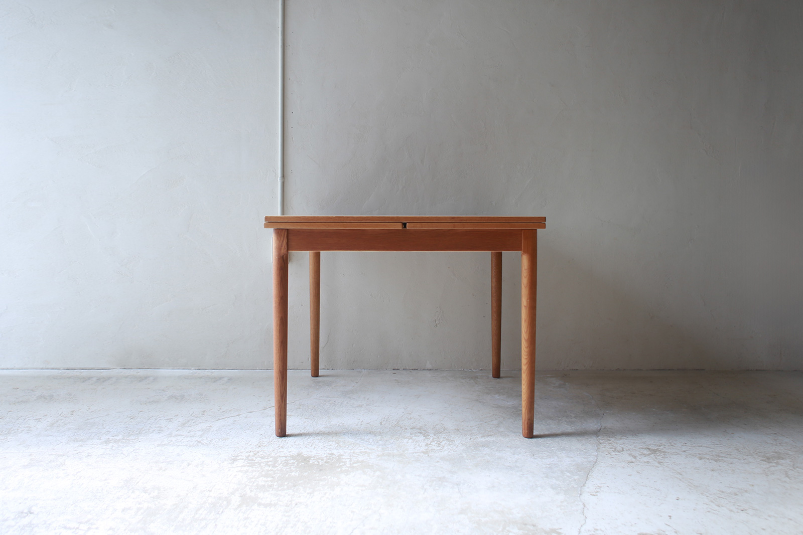 北欧ヴィンテージ家具／デンマークのデザイナーKaj Winding（カイ・ウィンディング ）デザインによるオーク材ダイニングテーブル