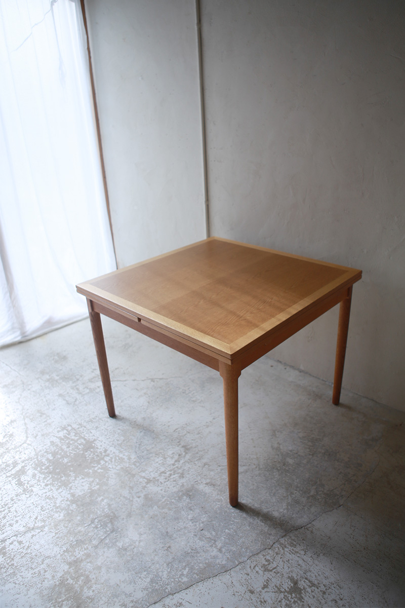 北欧ヴィンテージ家具／デンマークのデザイナーKaj Winding（カイ・ウィンディング ）デザインによるオーク材ダイニングテーブル