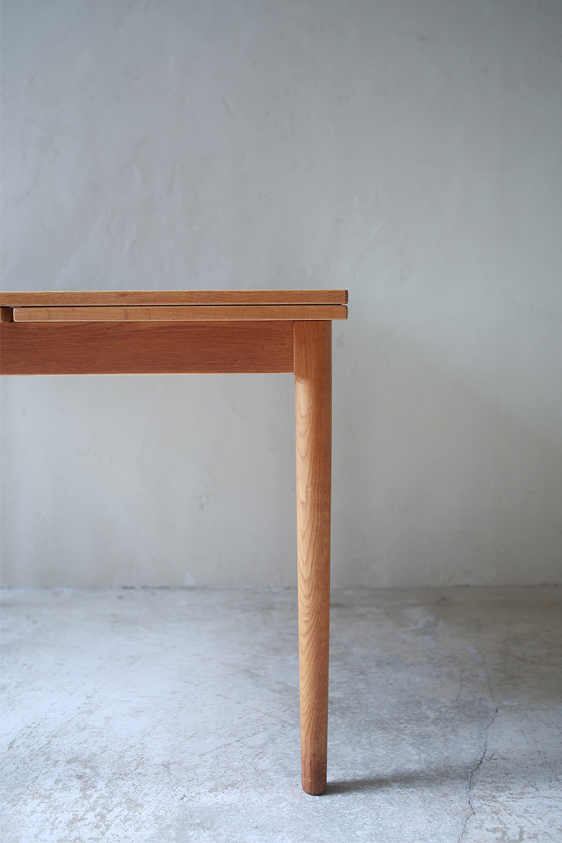 北欧ヴィンテージ家具／デンマークのデザイナーKaj Winding（カイ・ウィンディング ）デザインによるオーク材ダイニングテーブル