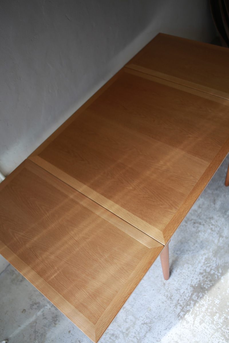 北欧ヴィンテージ家具／デンマークのデザイナーKaj Winding（カイ・ウィンディング ）デザインによるオーク材ダイニングテーブル